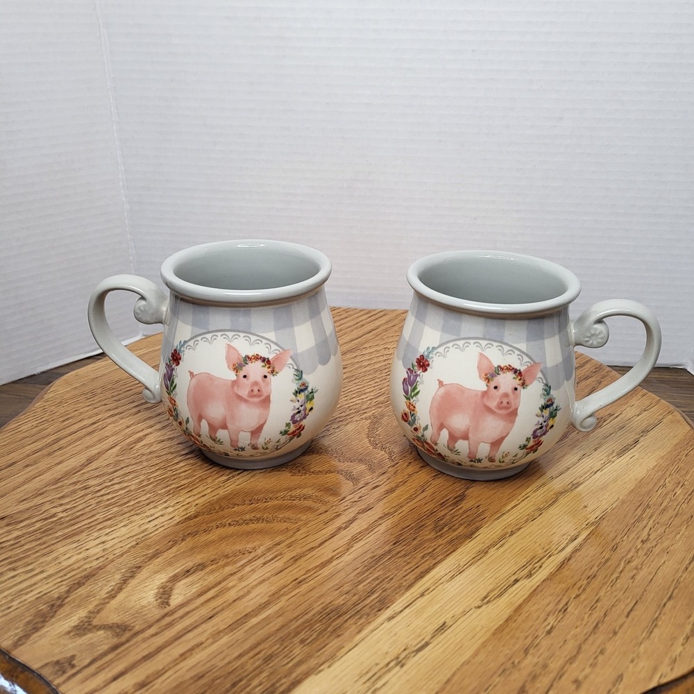NWT Pioneer Woman Gray Gingham Pink Pig Stoneware Coffee Cup Mug Set Of 2